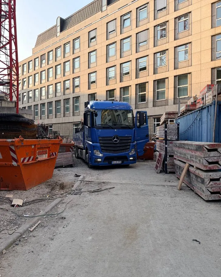 Kran bei der Arbeit auf Industrie-Baustelle